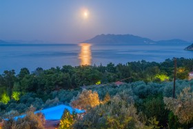 Zwembad van hotel Yialasi met maanlicht