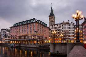 Zuerich Hotel zum Storchen und StPeter vom Limmat Ufer