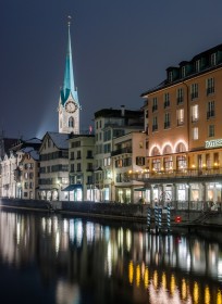 Zuerich Limmatufer mit Hotel zum Storchen und Frau Muenster bei Nacht Hochkant