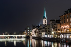 Zuerich Limmatufer mit Hotel zum Storchen und Frau Muenster bei Nacht und Muensterbruecke