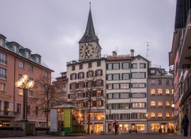 Zuerich Weinplatz Blick auf StPeter